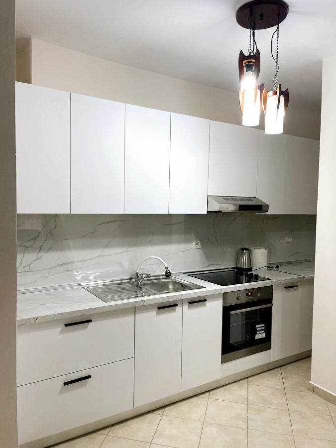 New Bazaar Side Bliss 2 Bed Room Apt With Free Garage Tiranë Eksteriør bilde
