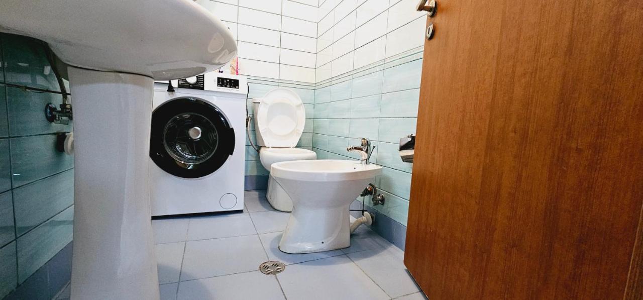 New Bazaar Side Bliss 2 Bed Room Apt With Free Garage Tiranë Eksteriør bilde